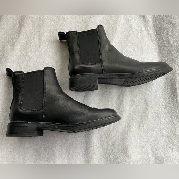 Clarks Chelsea Style Boot - Picture 4 of 6